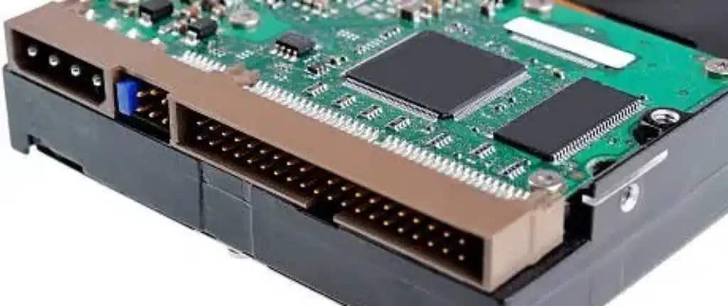 Velocità ssd nel 2024: quanto è essenziale l'interfaccia? 10 velocità_ssd_articolo_ide_connettore_disco