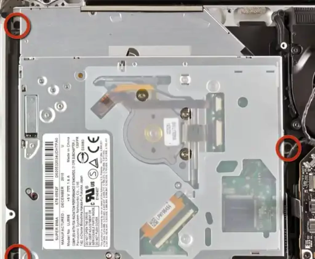 Sostituire Hard Disk con SSD: Efficace Guida passo-passo per scelta (a fine 2024) e sostituzione del Disco D con un SSD evitando di perdere dati 7 Sostituire Hard Disk Secondario con SSD - svitare viti alloggiamento hdd