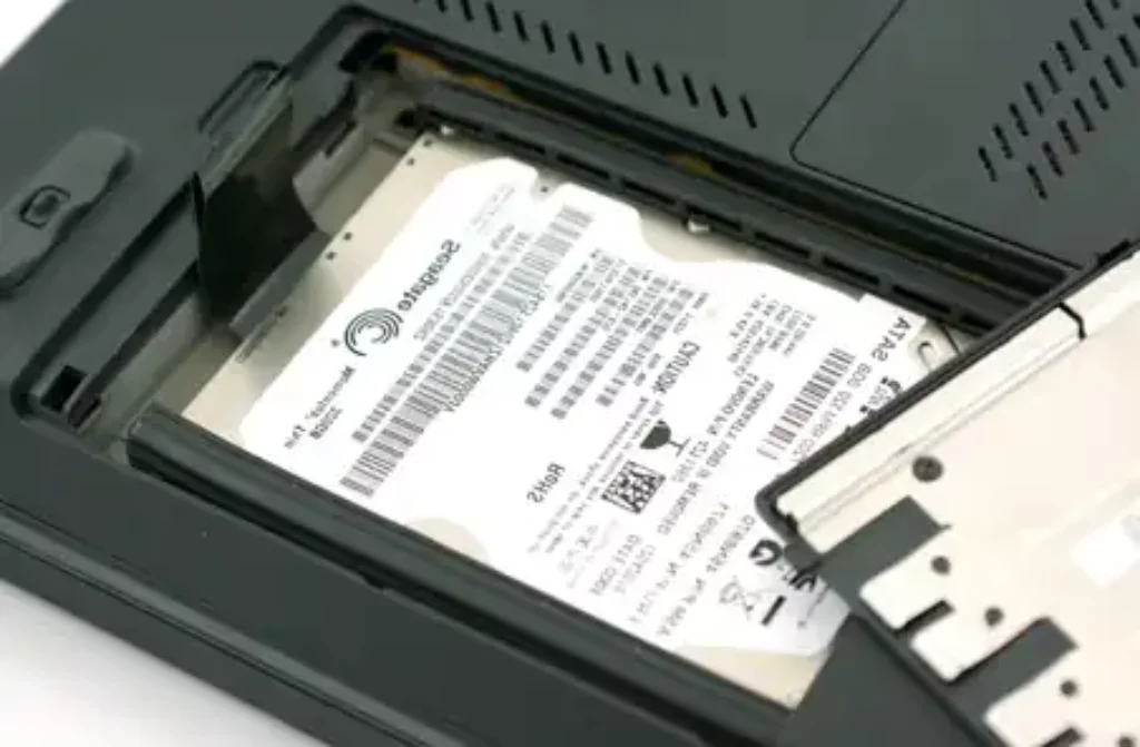 Sostituire Hard Disk con SSD: Efficace Guida passo-passo per scelta (a fine 2024) e sostituzione del Disco D con un SSD evitando di perdere dati 6 Sostituire Hard Disk Secondario con SSD - svitare viti alloggiamento hdd 2